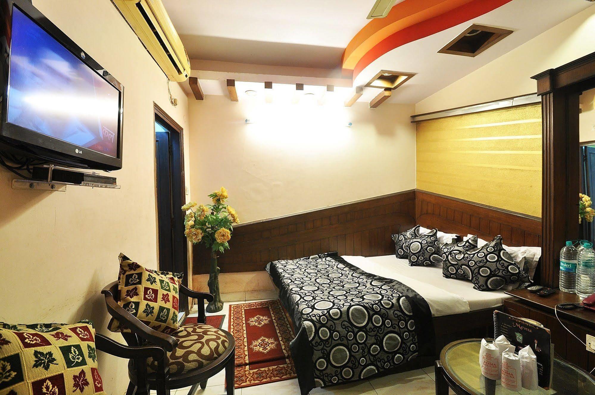 Oyo 27156 Roma Dx Hotel New Delhi Exterior photo