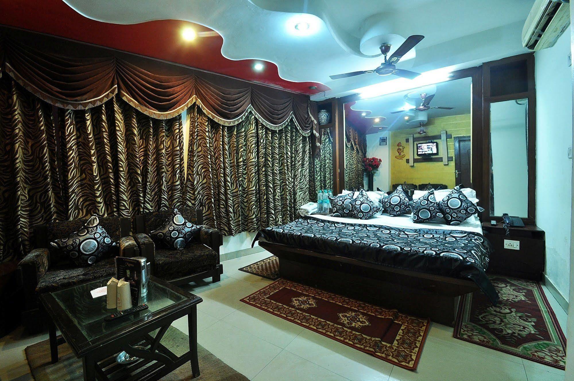 Oyo 27156 Roma Dx Hotel New Delhi Exterior photo