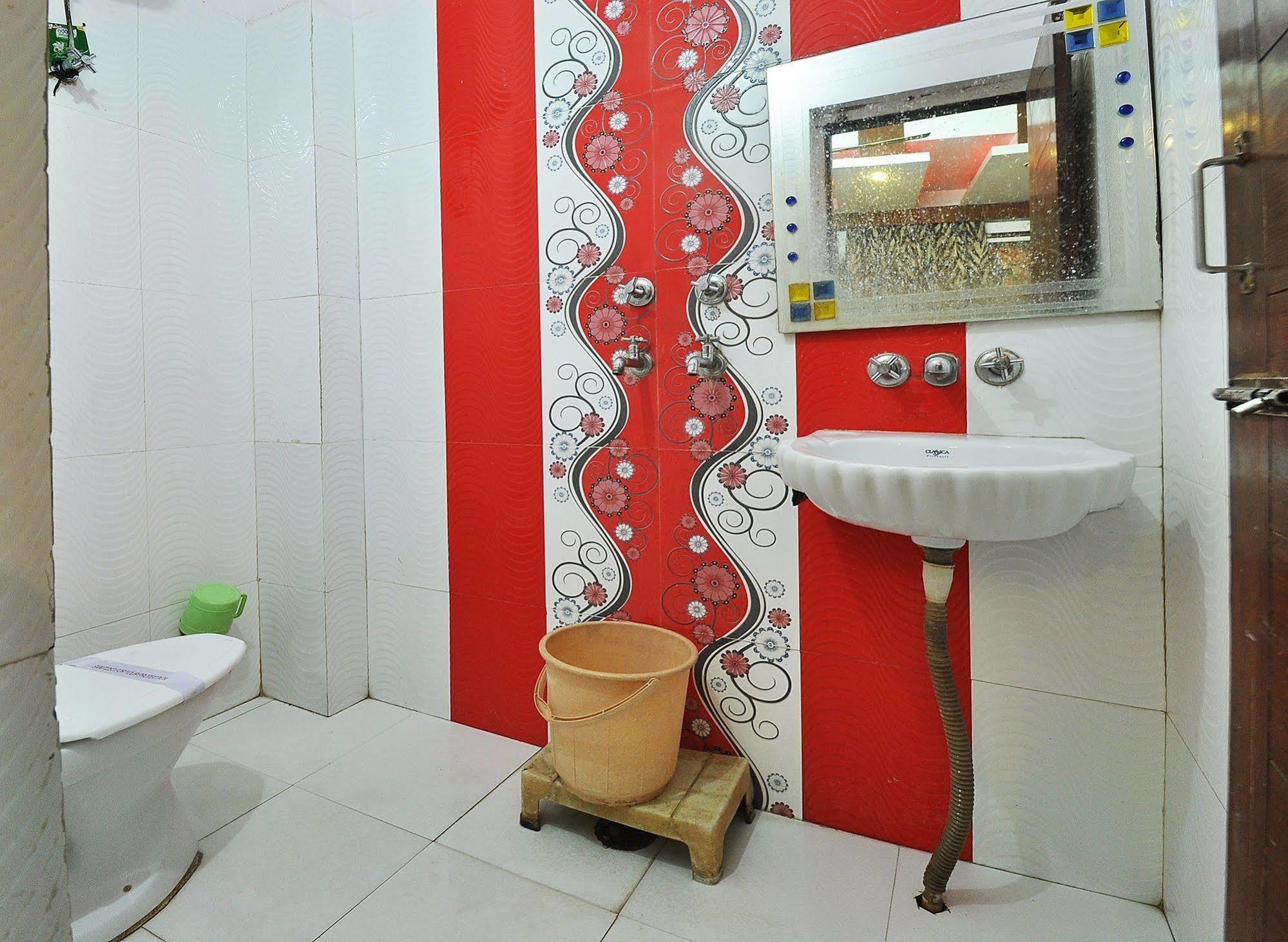 Oyo 27156 Roma Dx Hotel New Delhi Exterior photo
