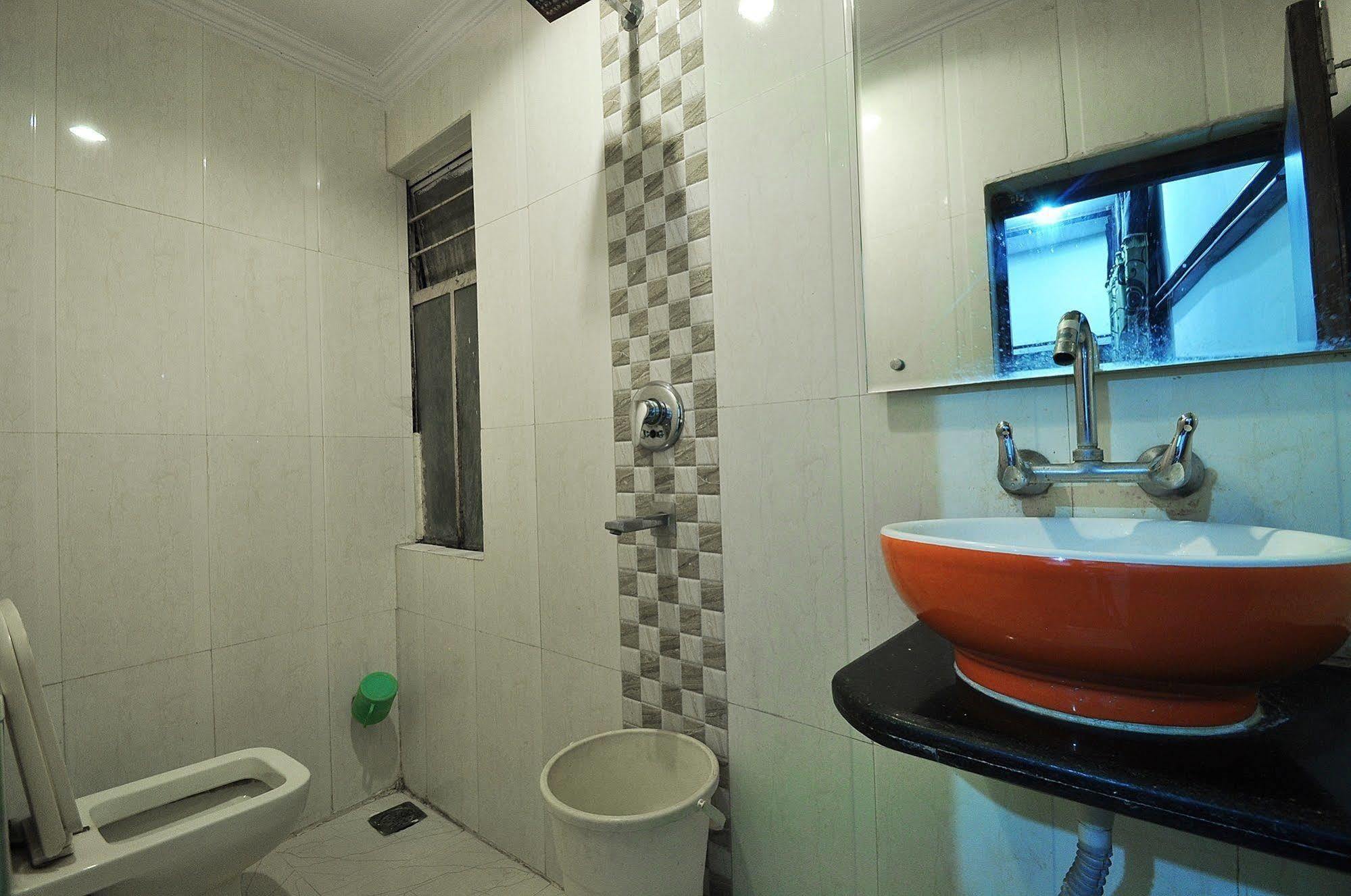 Oyo 27156 Roma Dx Hotel New Delhi Exterior photo