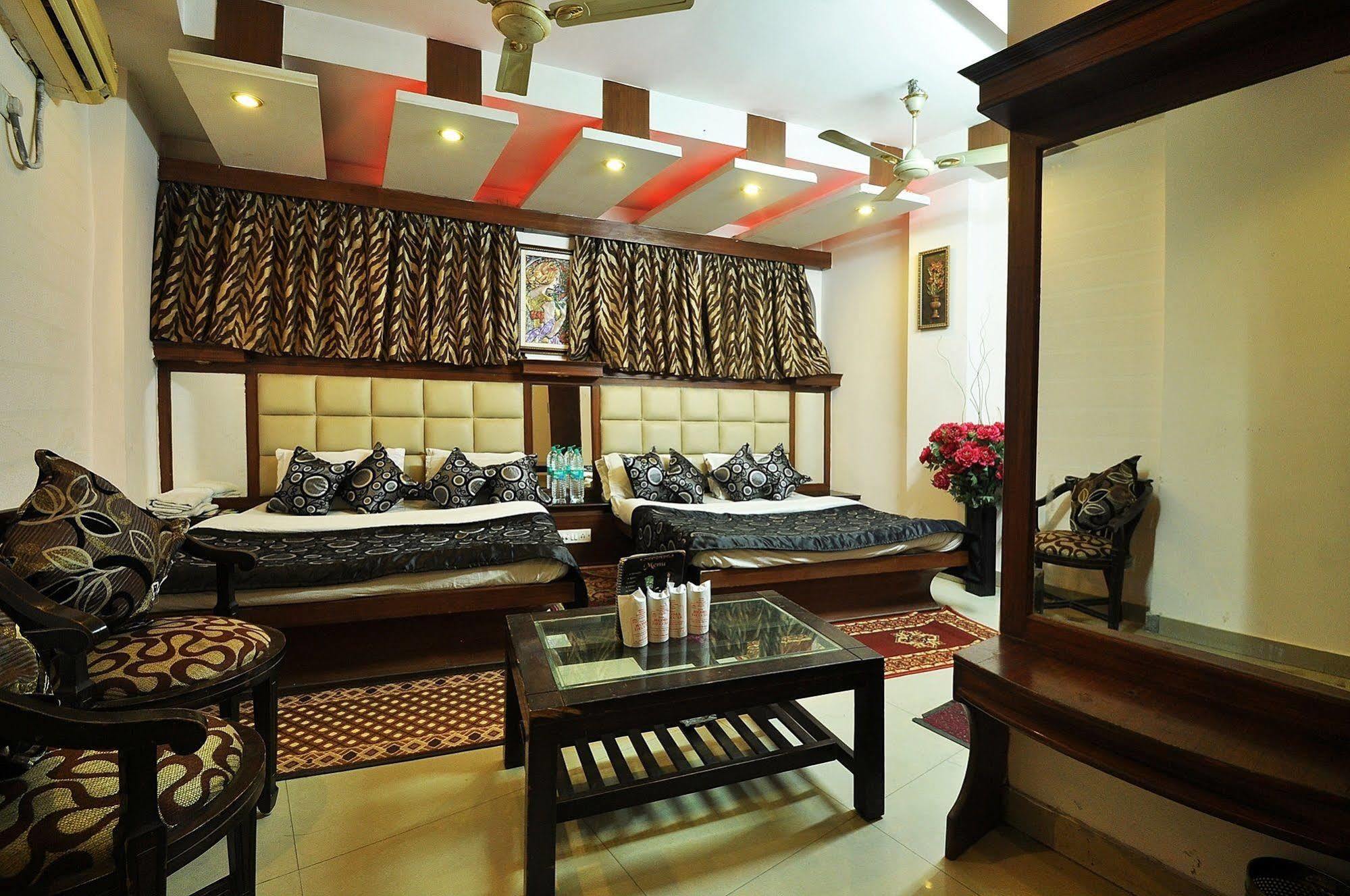Oyo 27156 Roma Dx Hotel New Delhi Exterior photo