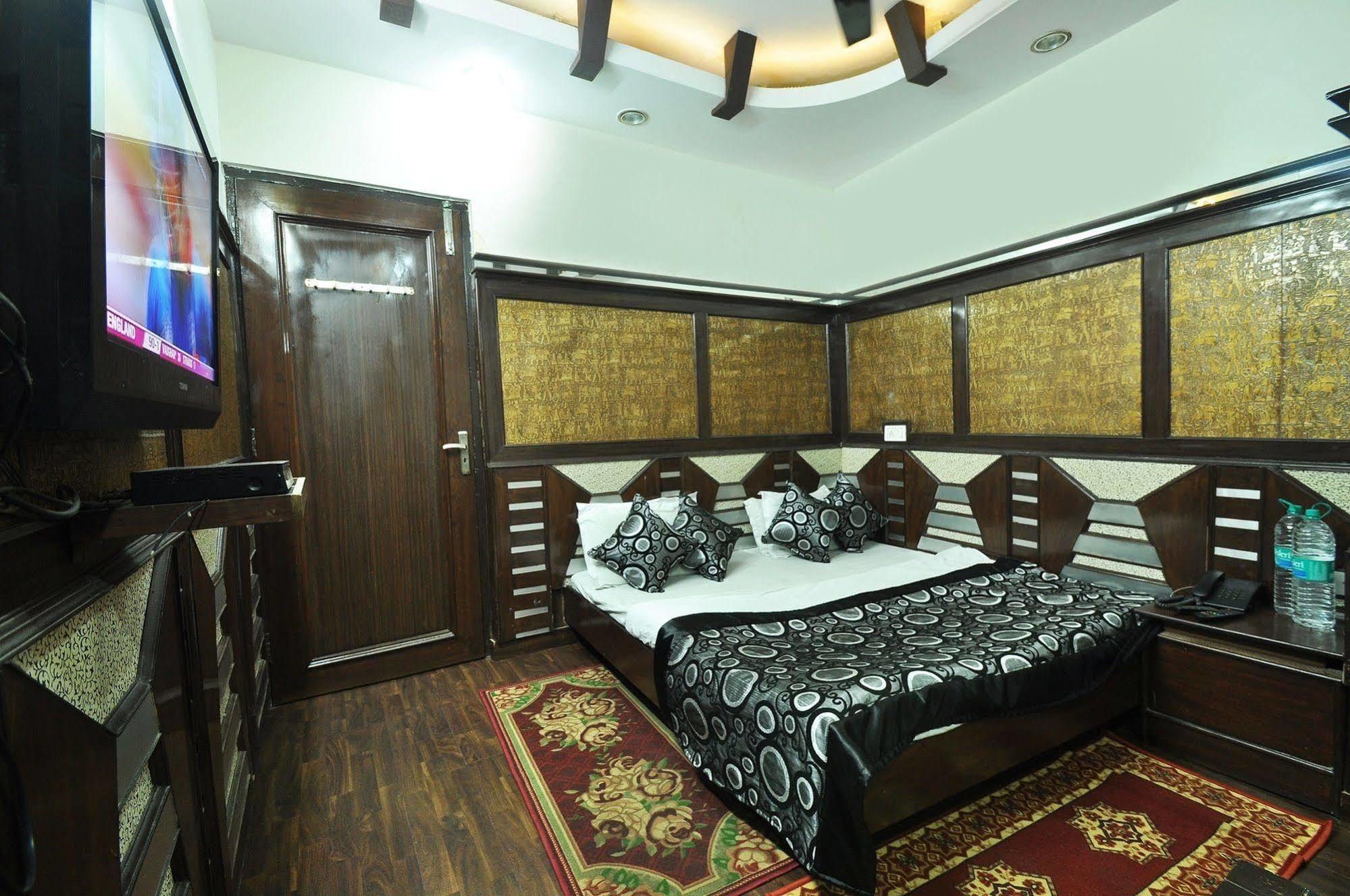 Oyo 27156 Roma Dx Hotel New Delhi Exterior photo