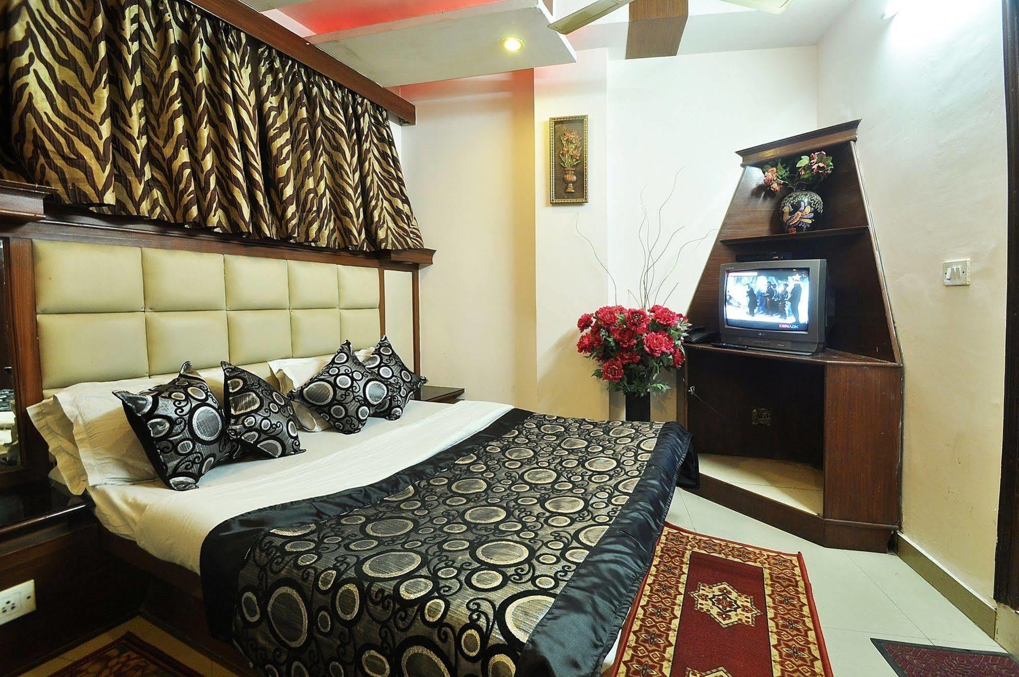 Oyo 27156 Roma Dx Hotel New Delhi Exterior photo