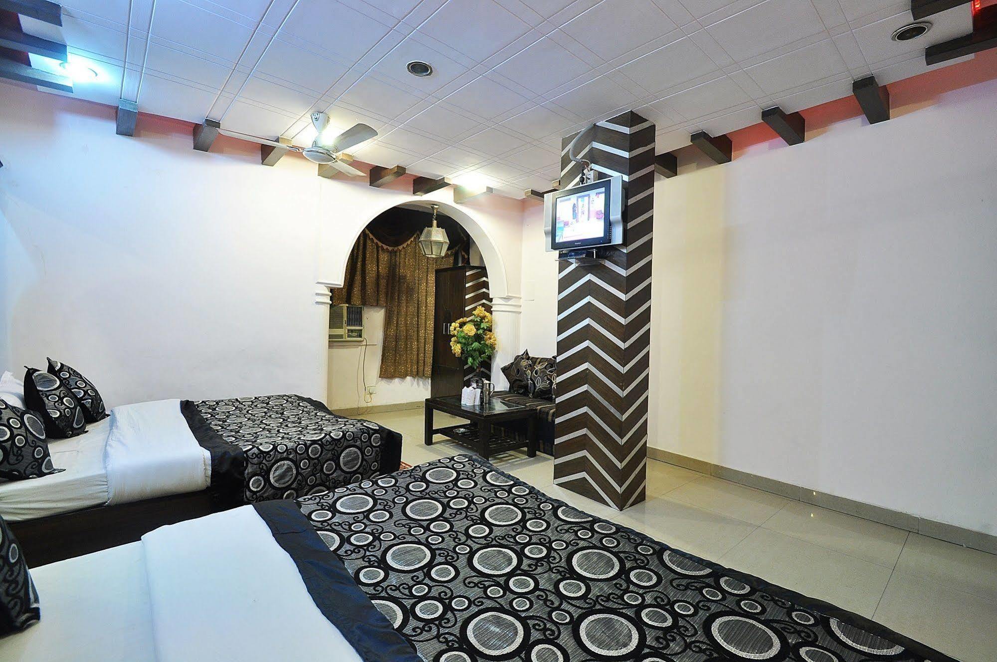 Oyo 27156 Roma Dx Hotel New Delhi Exterior photo